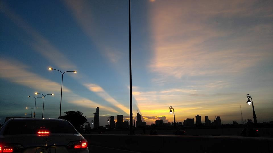 Tia nắng hình rẻ quạt gây chú ý trên bầu trời Sài Gòn