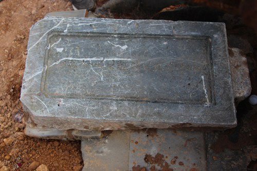 Tìm thấy bia mộ vợ vua triều Nguyễn tại công trường xây bãi xe