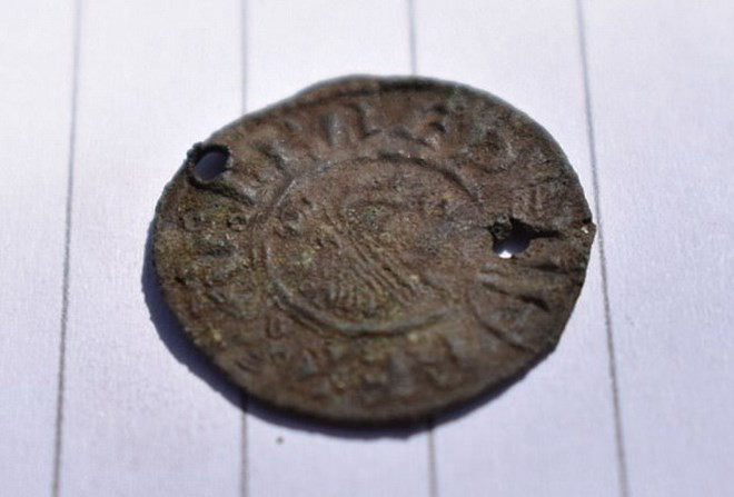 Tìm thấy đồng xu Anglo Saxon 1.100 năm tuổi và nhà dài của người Pict