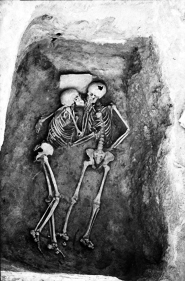 Tình yêu vĩnh cửu qua bức ảnh nụ hôn 2.800 năm khiến nhiều người xúc động