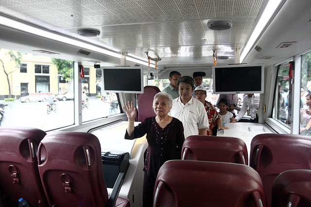 Trải nghiệm chuyến xe buýt mui trần hai tầng đầu tiên tại Hà Nội