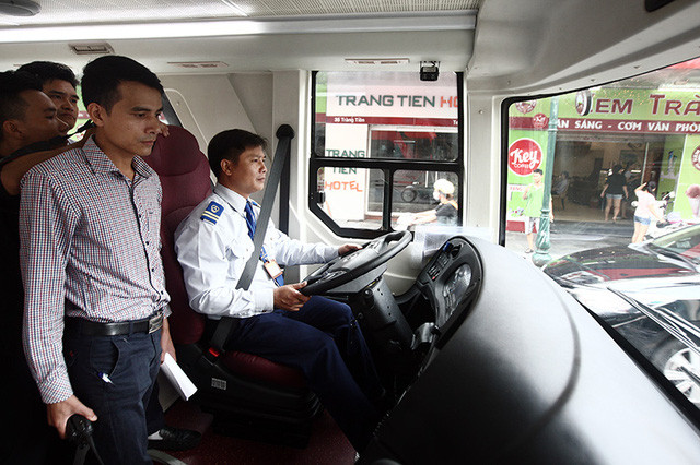 Trải nghiệm chuyến xe buýt mui trần hai tầng đầu tiên tại Hà Nội
