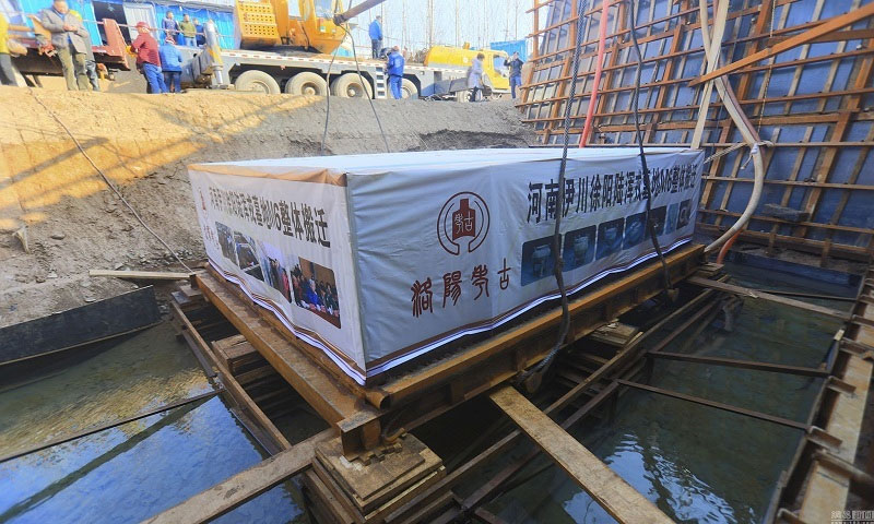 Trung Quốc đóng gói mộ cổ 30 tấn chuyển về phòng thí nghiệm