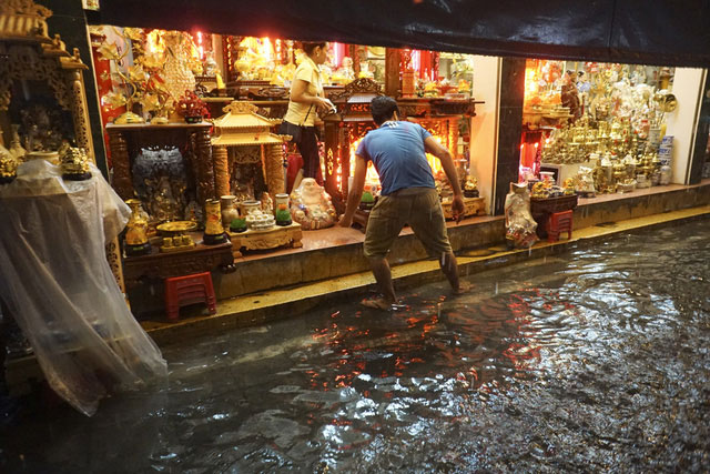 Trung tâm phố cổ Hà Nội tiếp tục ngập sâu trong biển nước