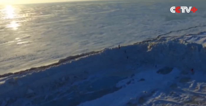 Tường băng 20 mét ven hồ nước ngọt lớn nhất vùng Viễn Đông