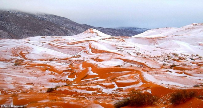 Tuyết rơi ở sa mạc Sahara nhìn từ vũ trụ