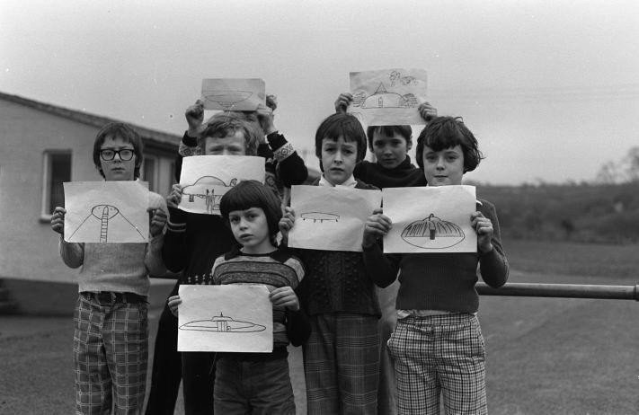 UFO bí ẩn trên sân trường khiến cả lớp học hoảng sợ ở Wales