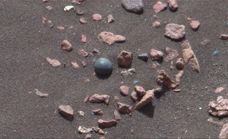 Vật thể hình cầu nghi là đạn đại bác trên sao Hỏa