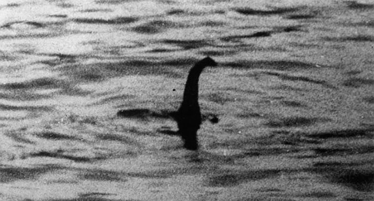 Vật thể nhô cao đầu giống quái vật hồ Loch Ness ở Albania