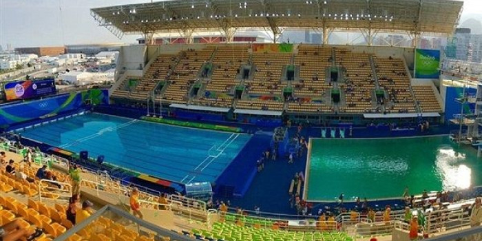 Vì sao bể bơi Olympic Rio 2016 chuyển màu sau một đêm?