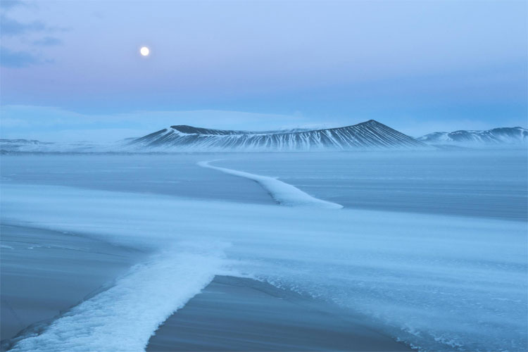 Vì sao Greenland thì toàn băng, trong khi Iceland phủ xanh cây cỏ?