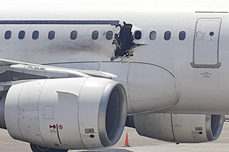Vì sao hành khách bị hút ra ngoài trong vụ tai nạn máy bay chở 149 người?