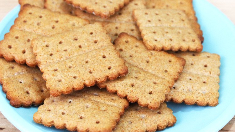 Vì sao hầu hết bánh quy đều tồn tại những chiếc lỗ nhỏ li ti?