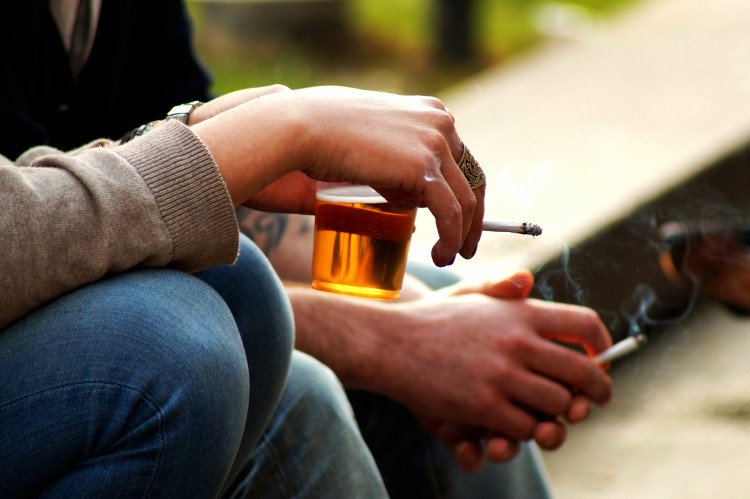 Vì sao những người nghiện rượu thường hay hút thuốc?