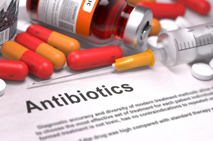 Vì sao sốt xuất huyết không được uống kháng sinh?