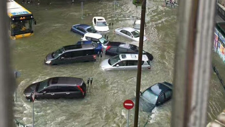 Vỉa hè vỡ nát, ôtô chìm nghỉm trong siêu bão Hato ở Trung Quốc