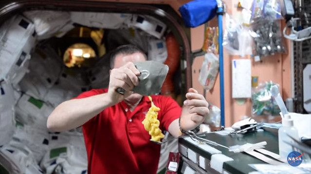 Video: Ăn uống ngoài vũ trụ - khó nhưng vui đừng hỏi