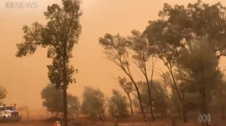 Video: Bão bụi nhuộm cam thị trấn Australia