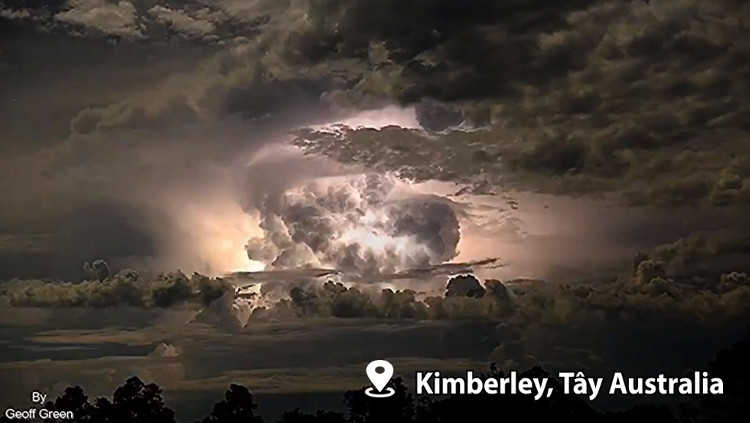 Video: Bão điện rực sáng bầu trời Australia