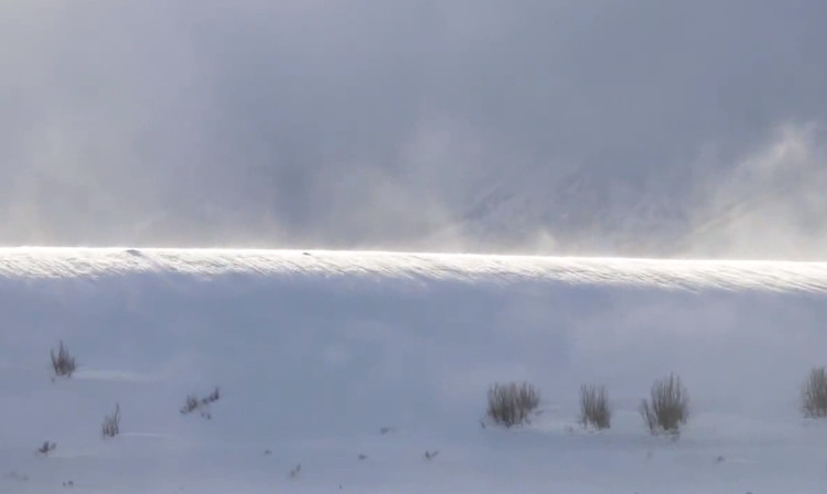 Video: Bóng ma sóng thần tuyết hiếm gặp xuất hiện ở chân trời