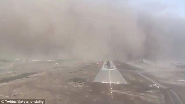 Video: Cận cảnh máy bay chở khách hạ cánh gặp bão cát
