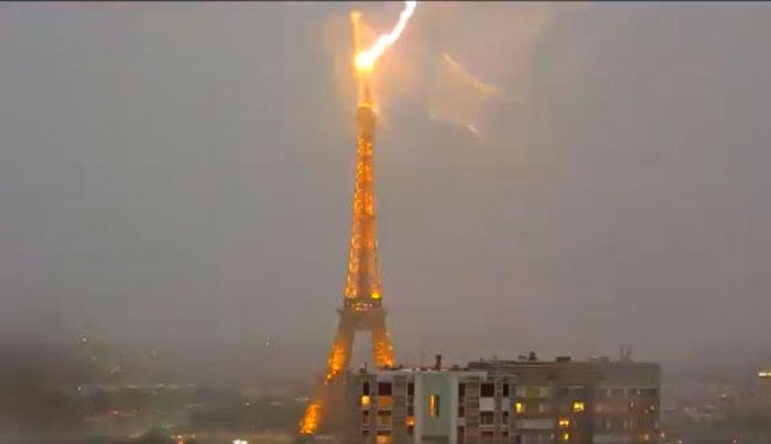 Video cảnh tượng hiếm thấy sét đánh trúng tháp Eiffel