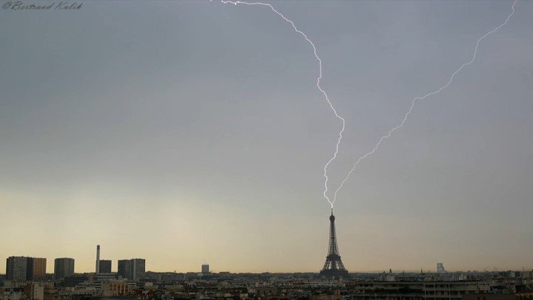 Video cảnh tượng hiếm thấy sét đánh trúng tháp Eiffel