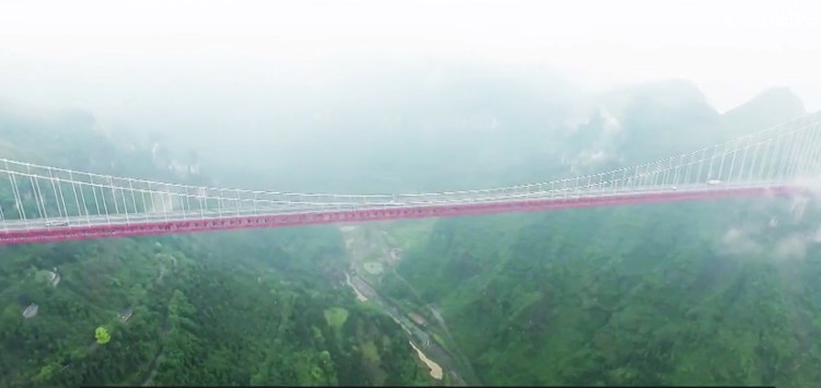 Video: Cầu treo cao nhất nối hai đường hầm trên núi ở Trung Quốc