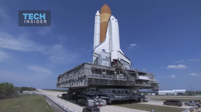 Video: Cỗ xe 2.700 tấn chuyên chở tên lửa của NASA