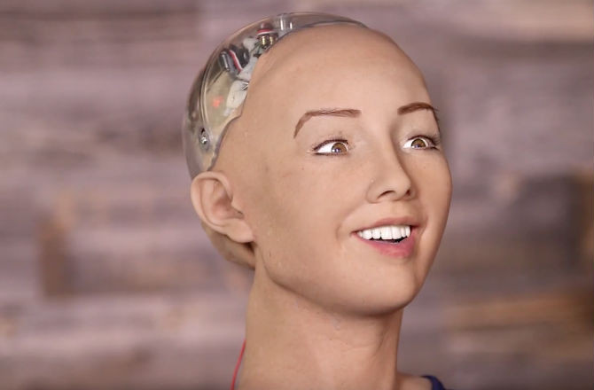 Video: Cuộc trò chuyện với Robot Sophia và đáp án khiến chúng ta giật mình