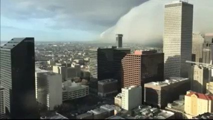 Video: Dải mây cuộn khổng lồ quét qua thành phố Mỹ