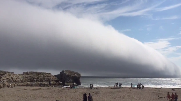 Video: Đám mây ập tới nuốt chửng bãi biển Mỹ