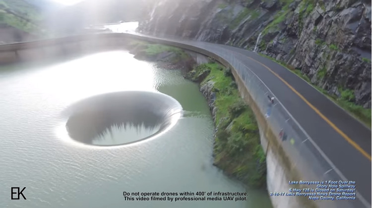 Video: Đập tràn khổng lồ hút nước giữa hồ chứa Mỹ