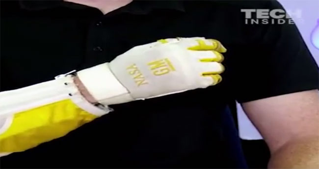 Video: Găng tay giúp phi hành gia khỏe như Người Sắt
