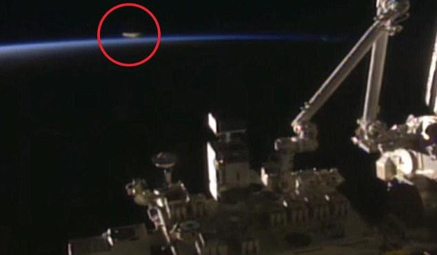 Video: Ghi được cảnh UFO bay vọt qua trạm ISS?