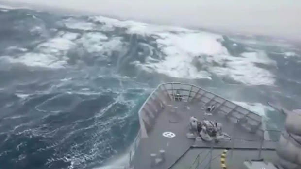 Video: Hãi hùng khoảnh khắc tàu chiến suýt bị sóng quái vật nuốt chửng