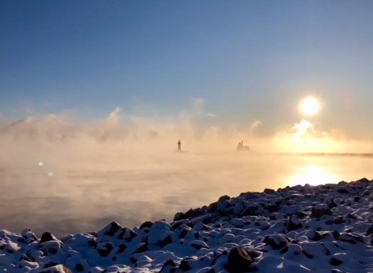 Video: Hồ nước bốc khói khi trời lạnh ở Mỹ