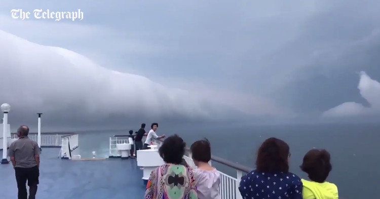 Video: Mây cuộn khổng lồ vắt ngang Thái Bình Dương