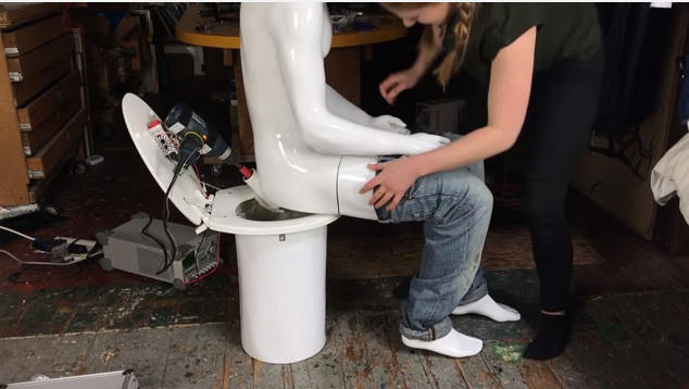 Video: Nữ Youtuber chế tạo chiếc máy chùi mông