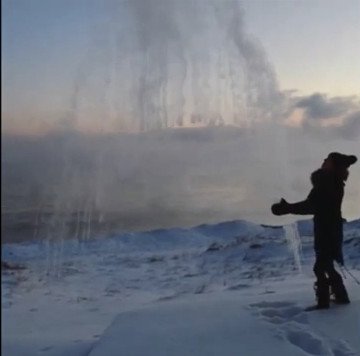 Video: Nước sôi đóng băng khi hất lên cao dưới trời âm độ