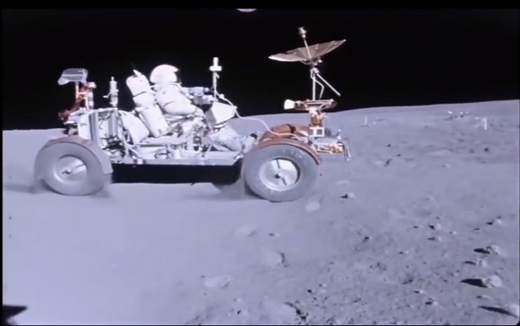 Video: Phi hành gia NASA lái xe trên Mặt Trăng năm 1972