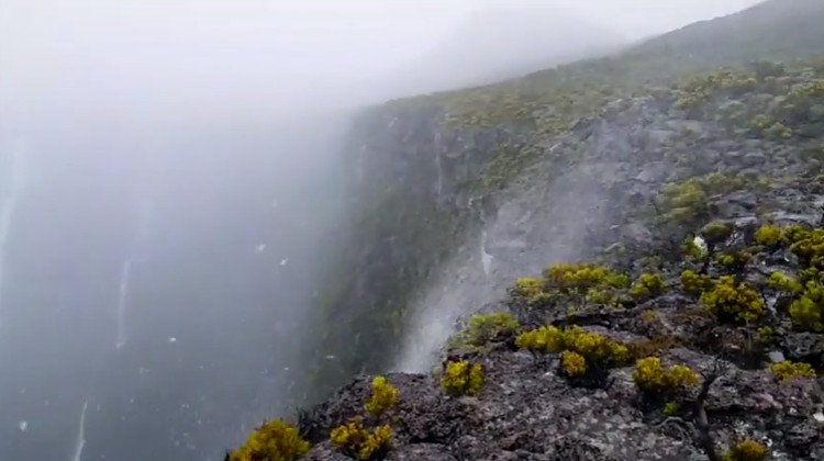 Video: Thác nước chảy ngược lên trời trên đảo Reunion