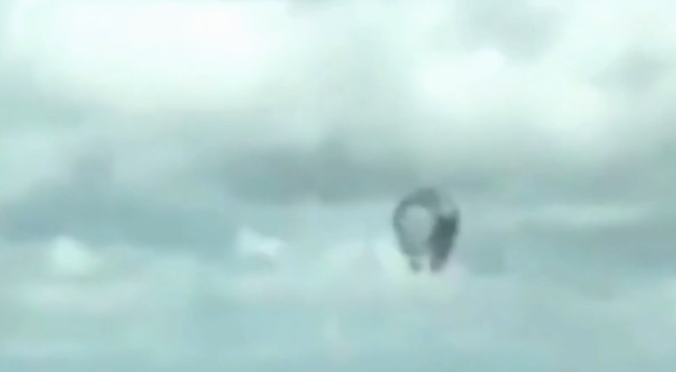 Video: UFO biến hình xuất hiện trên bầu trời Anh