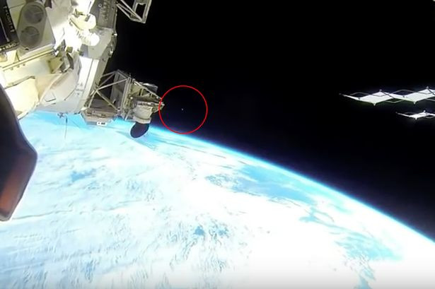 Video: UFO màu bạc bay vọt qua Trạm Vũ trụ Quốc tế