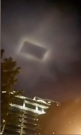 Video: Vật thể giống thảm bay phát sáng trên bầu trời Trung Quốc