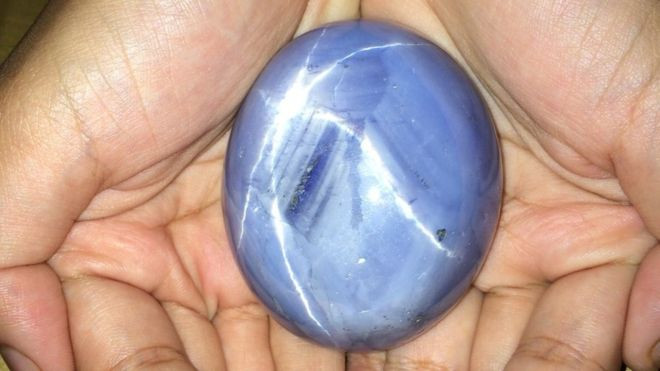 Viên sapphire sao xanh lớn nhất thế giới giá 100 triệu USD