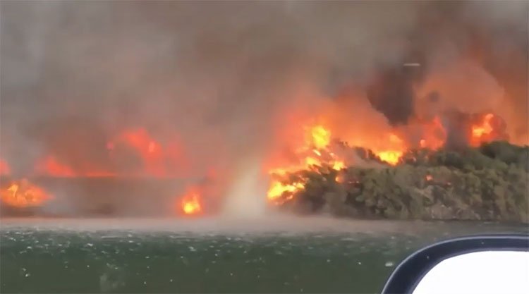 Vòi rồng lửa biến thành cột nước xoáy khi chạm mặt sông