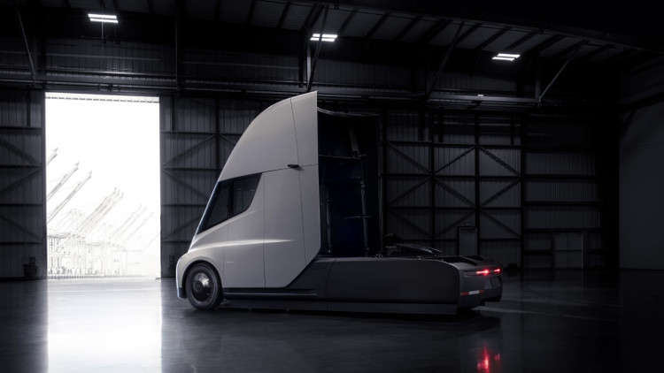 Xe tải điện của Tesla: không gương chiếu hậu, chạy 800km trong 1 lần sạc