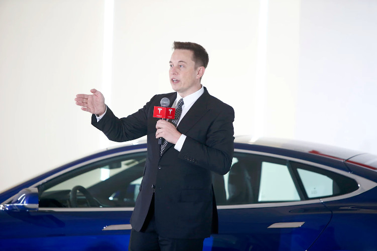 Xe Tesla tự lái đưa chủ nhân tới chỗ làm, tự tìm chỗ, tự đỗ xe gọn gàng