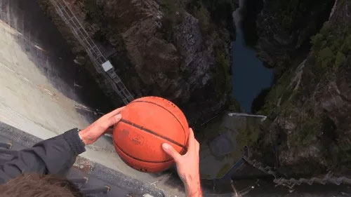 Xem thí nghiệm bóng rổ phát điên khi thả rơi ở độ cao trên 100m